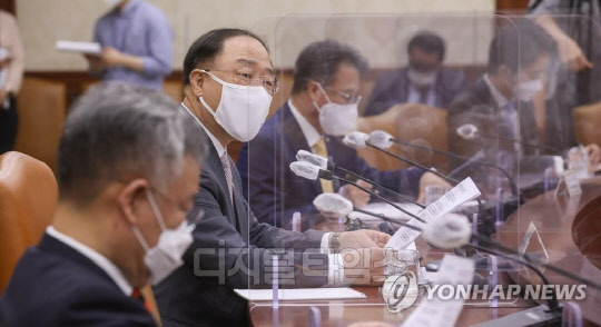 지난 4일 홍남기 부총리가 정부서울청사에서 열린 연구기관장 및 투자은행 전문가 간담회에서 발언하고 있다. 이날 홍 부총리는 2차 추가경정예산(추경)안 편성 검토를 공식화했다. 연합뉴스